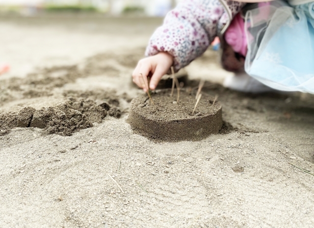 砂場でお料理やお店屋さんごっこをする